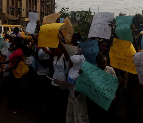 [Photos] Post-UTME Candidates Protests New Admission Policy in Lagos